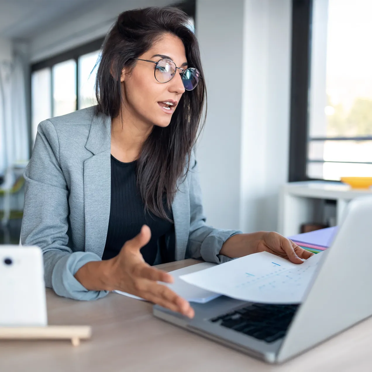 Professional presenting project data during a virtual meeting