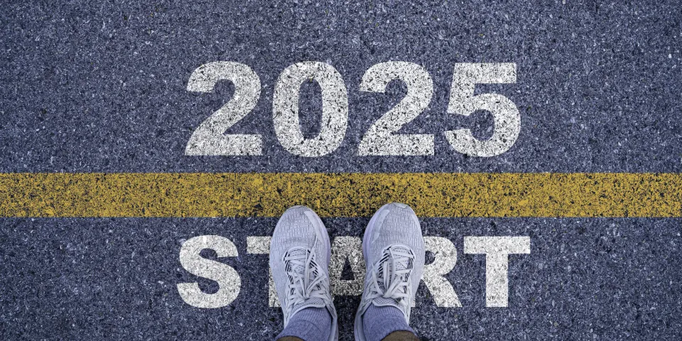 Runner standing at the starting point with 2025 year for starting in new year 2025 to achieve business planning and success concept.